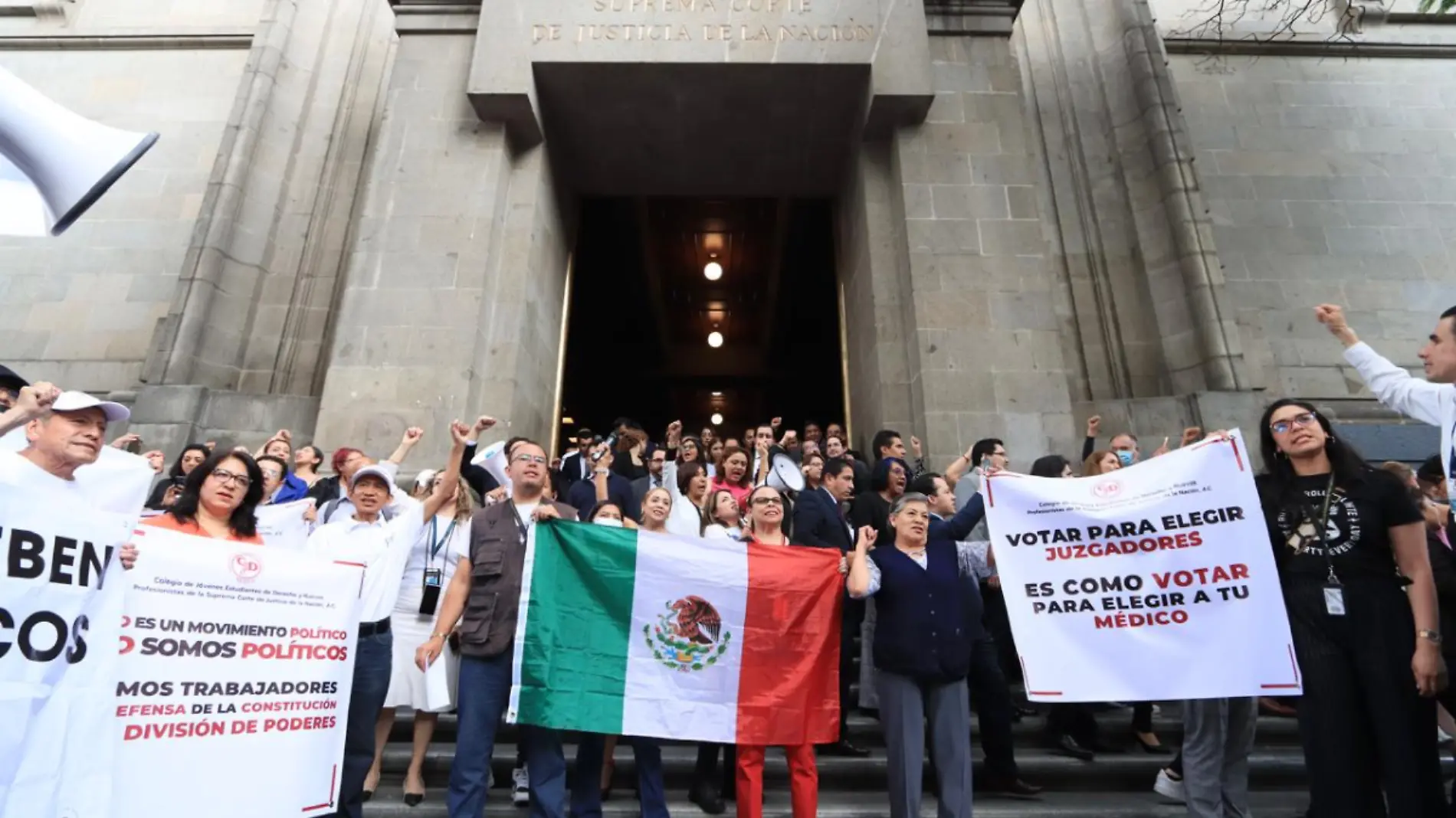 Trabajadores de la SCJN votan para definir paro